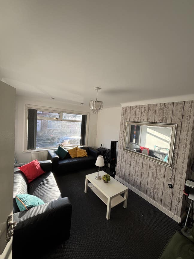 Two Double and a single bedrooms in a 4 bed house. Main Photo