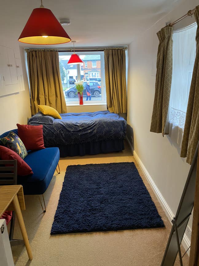 Self contained ensuite room in family home Main Photo