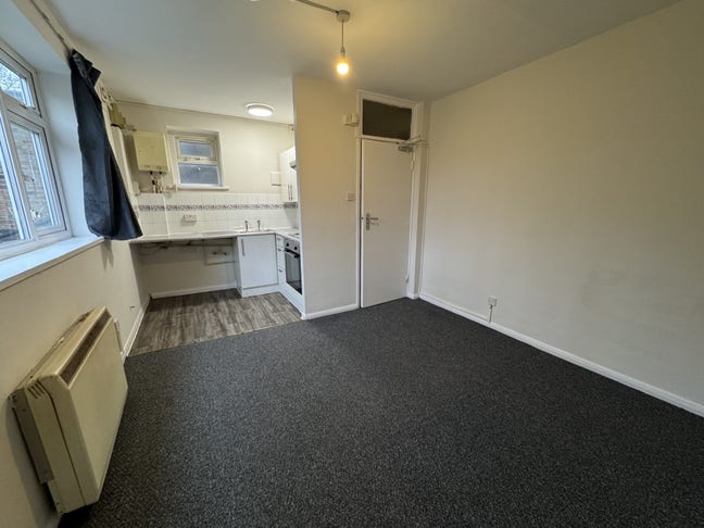 Refurbished self contained Studio flat in W12 Main Photo