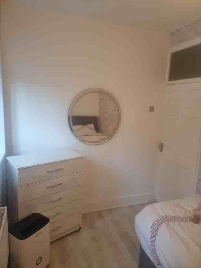 Decent size single room in easy going home Main Photo