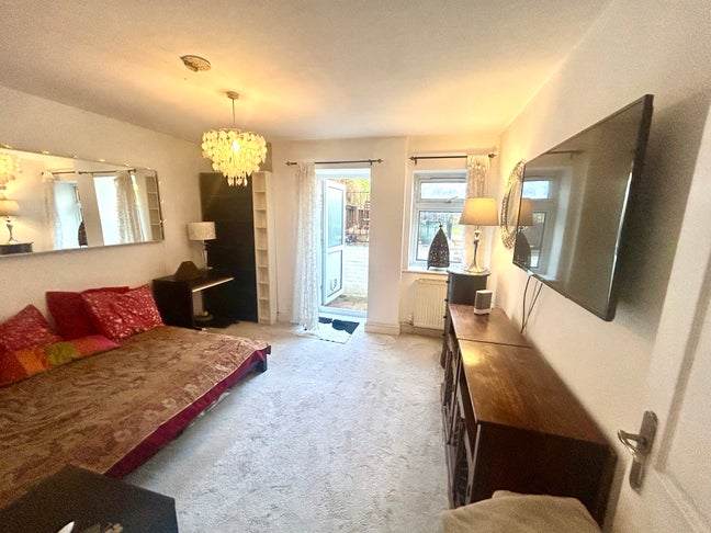 Spacious double bedroom with own bathroom  Main Photo