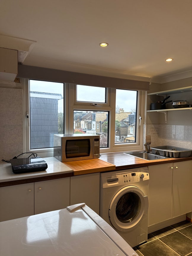 Double room to rent with private toilet /shower  Main Photo