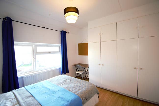 Fully Furnished Room – Move In Ready - Bills inclu Main Photo