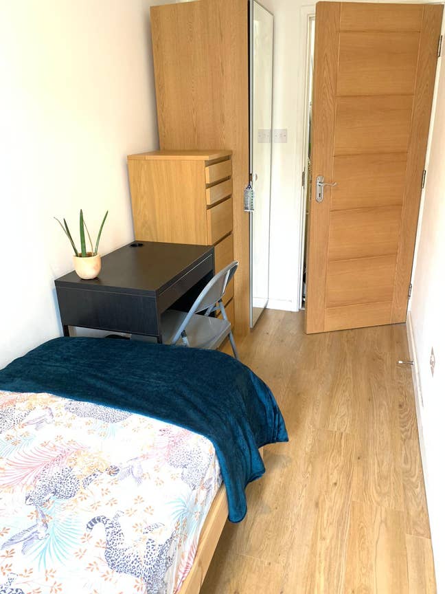 Last Room Available👑 Online Viewing Available! Main Photo