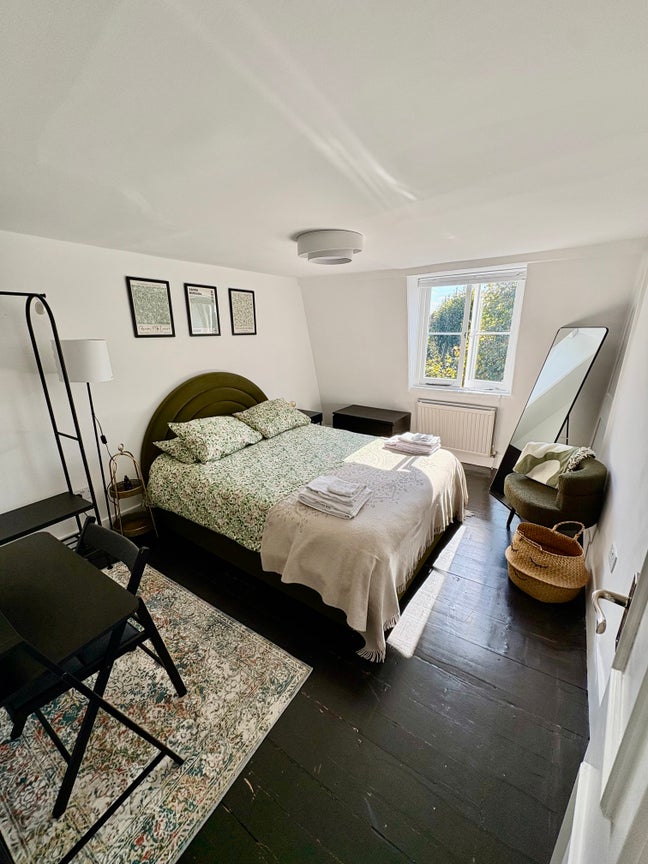 *SHORT-LET* West London Large King Bedroom Main Photo