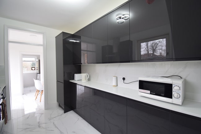 Perfect for Professionals – Quiet Room with Great  Main Photo