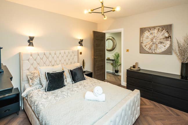 Stunning 2Bed Garden Flat | Zone 2| High-end Finsh Main Photo