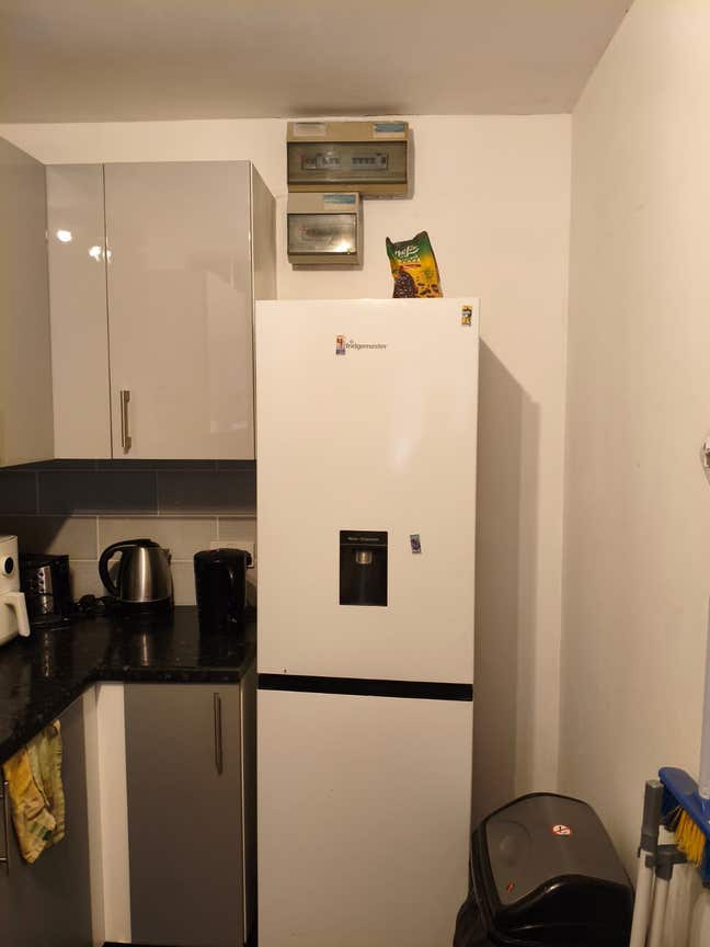 Furnished Room in Safe, Clean Area at City Centre Main Photo