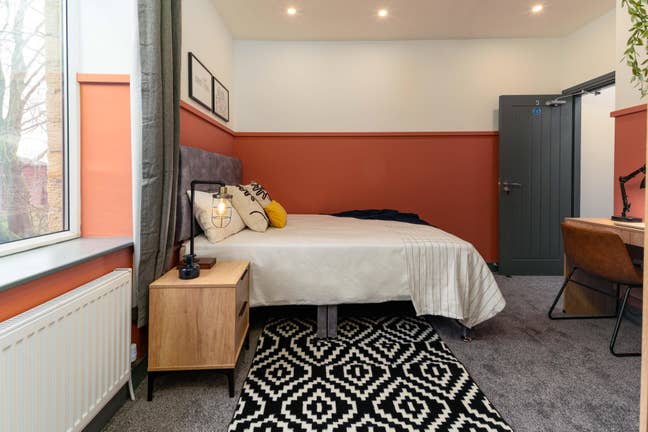Stylish Rooms | Bills Inc | Parking Available Main Photo
