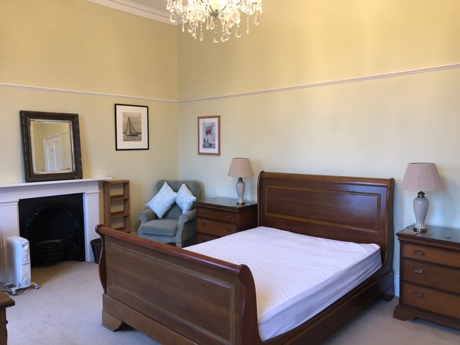 Lovely large bedroom with sea views own bathroom  Main Photo