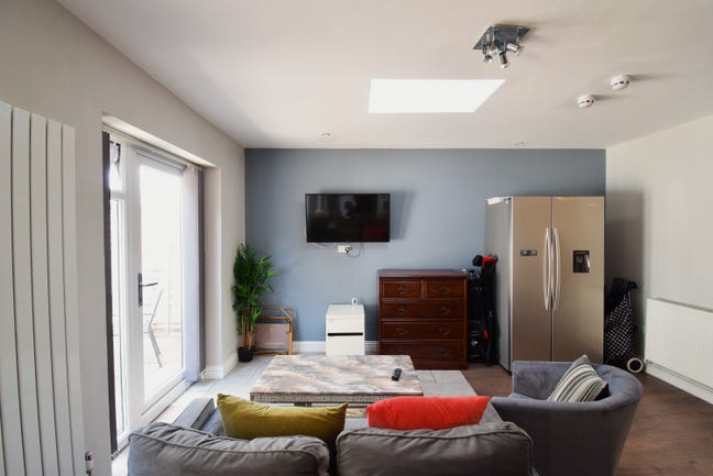 Double en Suite in a Modern House  Main Photo