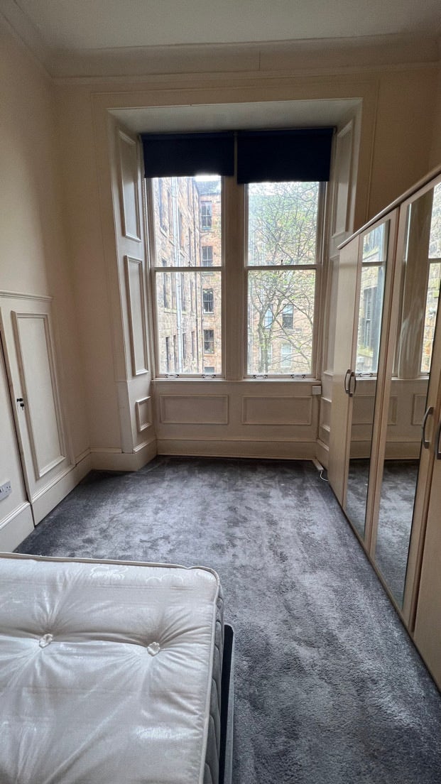 Bedroom in shared West End flat Main Photo