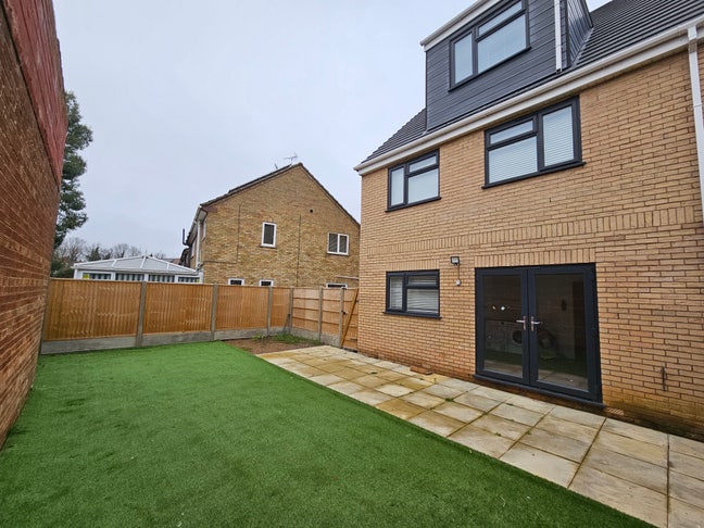 😎💎BRAND NEW En-Suited room in Town Centre💎😎 Main Photo