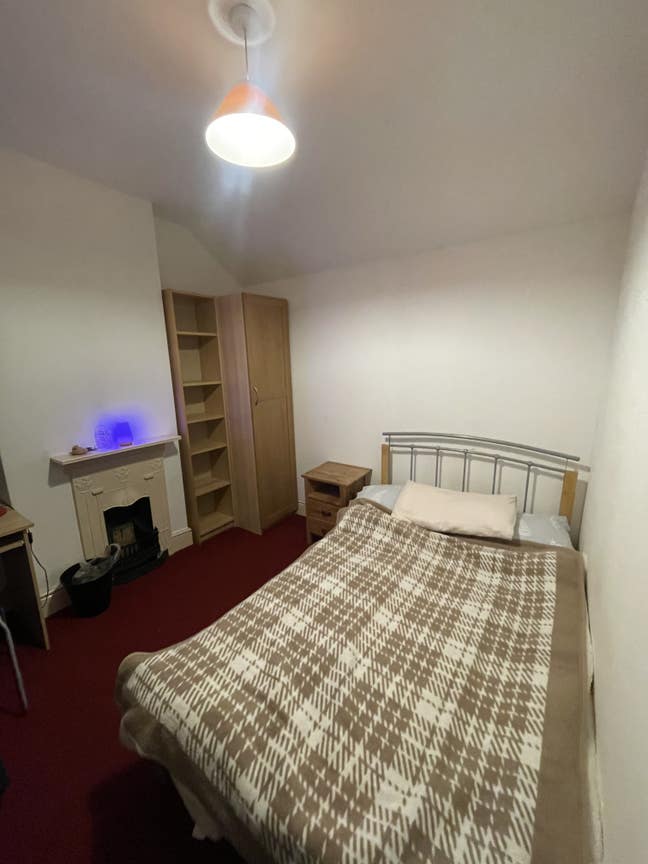 Beautiful Large Room in shared house near hospital Main Photo