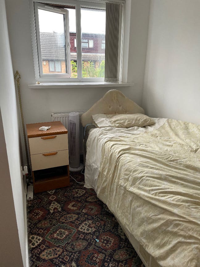 Single Room is available in bradford BD5 9NN Main Photo