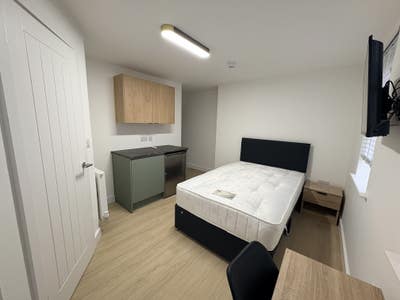 Brand new luxury ensuite room with kitchenette  Main Photo
