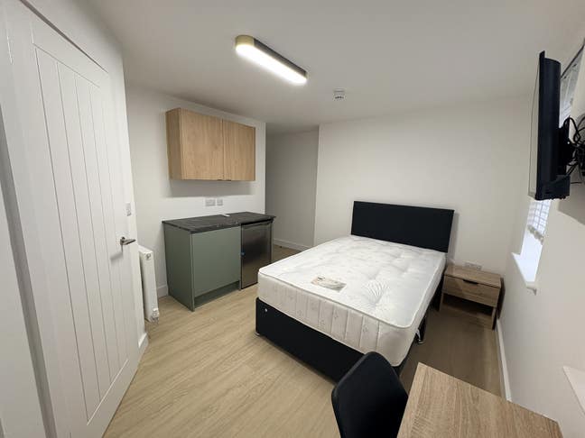 Brand new luxury ensuite room with kitchenette  Main Photo