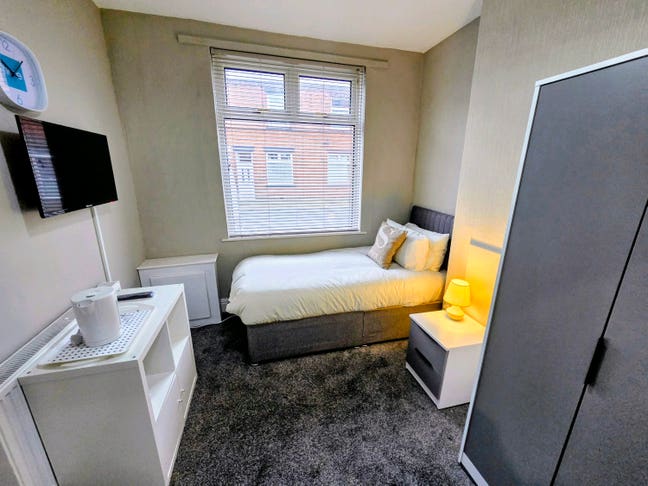Stylish En-Suite Rooms for Rent on West View Road! Main Photo