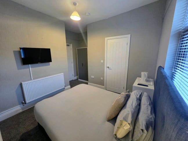 Stylish En-Suite Rooms for Rent on West View Road! Main Photo