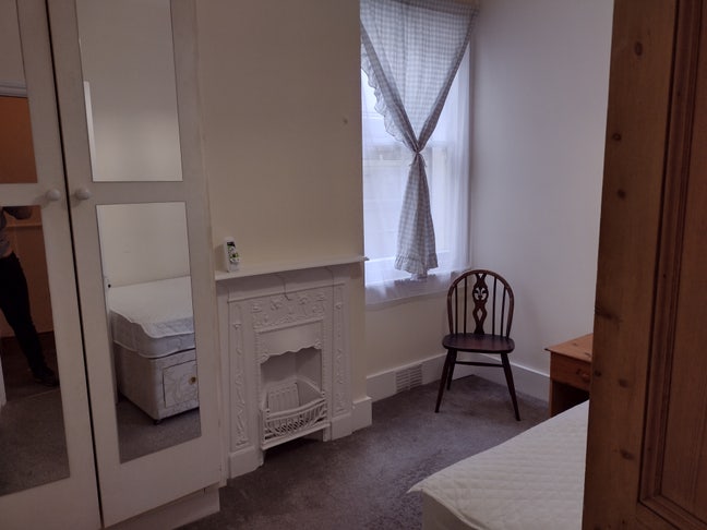 Southfields 3 bed garden flat Main Photo