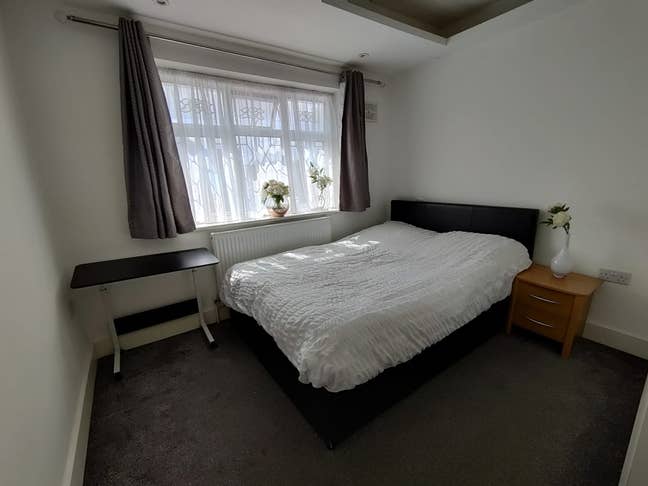 *New Double  Room - free Parking in EDGWARE* Main Photo
