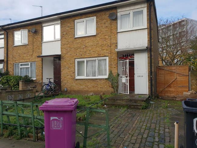 Double bedroom in a house with garden  Main Photo