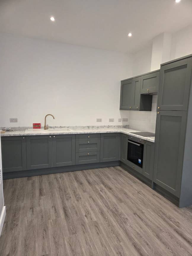 One Bedroom First Floor Flat in Ryde High Street  Main Photo