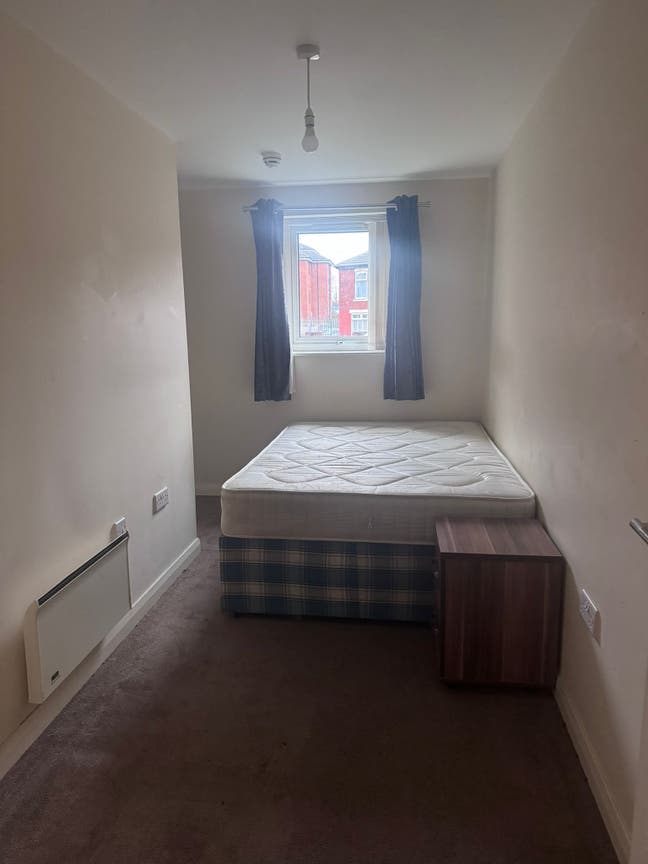 Room to Rent in 2-Bed Apartment (Bills Included) Main Photo