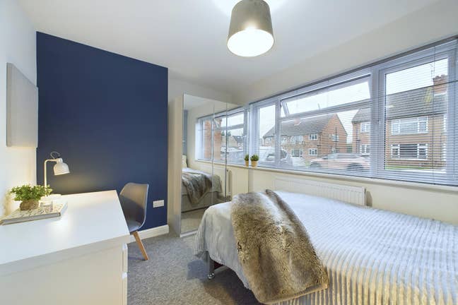 Double bedroom in excellent condition house Main Photo