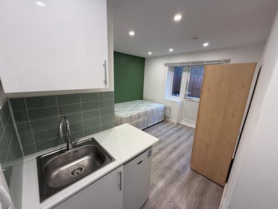 DSS - Studio Flat Available in Uxbridge UB9 Main Photo