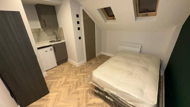 DSS-Studio Flat Available in Edmonton N9 Main Photo