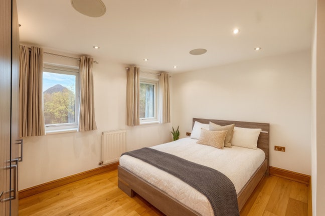 Luxurious house with garden  Main Photo