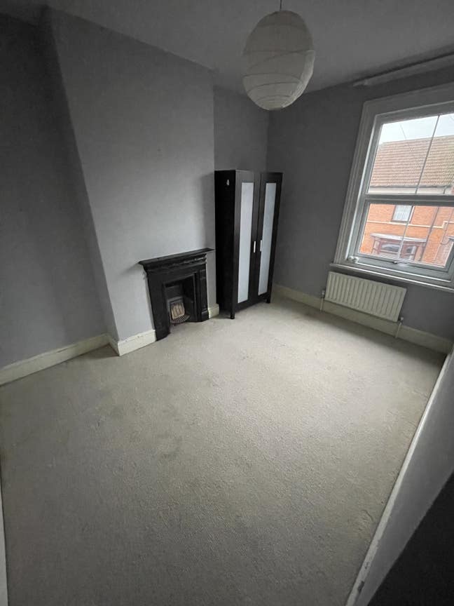 Small Double Room to Rent Main Photo