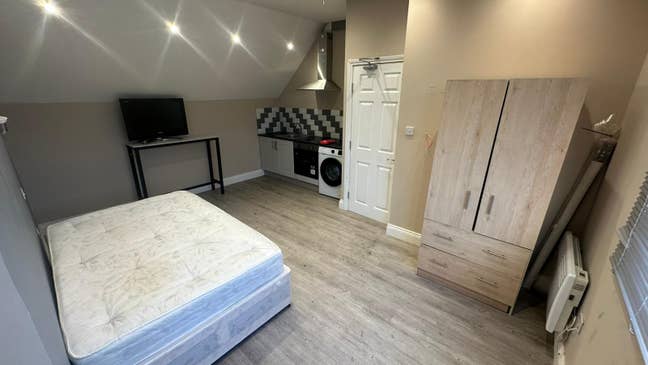 DSS-Self-Contained Available in Eltham SE9 Main Photo