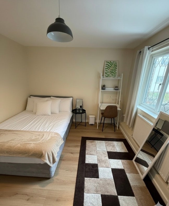 Stunning House! 5mins Walk to Elizabeth Line Main Photo