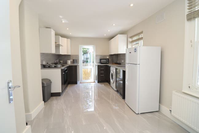 All Female House-Modern Room in Hackney-Book Now Main Photo