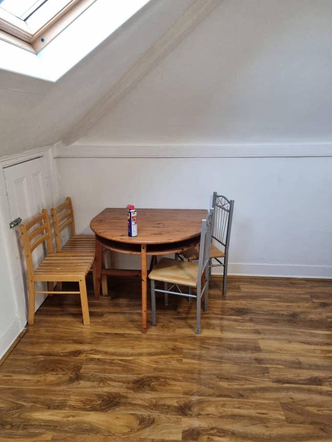 Studio flat with bills available in E13 Main Photo