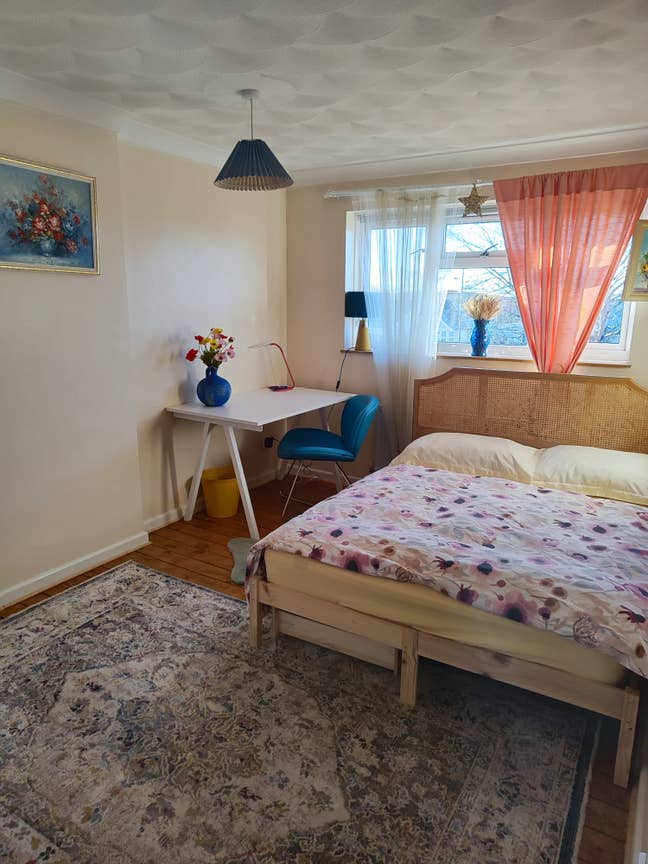 Lovely double room with living room. FELTHAM Main Photo