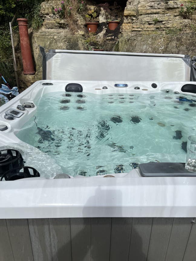 Large room kingsize bed new carpet and decoration  Main Photo