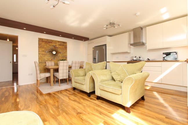 10 mins to Central London - Custom House E16 Main Photo