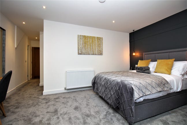 Ensuite Room Spacious Communal Area Main Photo