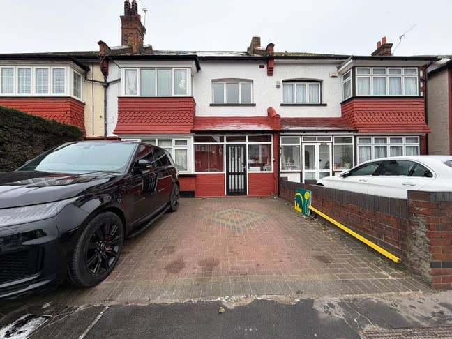 3 Bedroom Flat with Parking, Norbury SW16 Main Photo