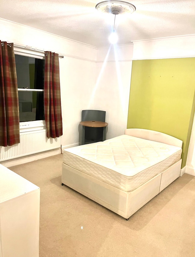 Master room with walk-in closet next to hounslow Main Photo