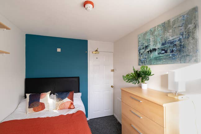 A Beautiful Home - Close to Town Centre Main Photo