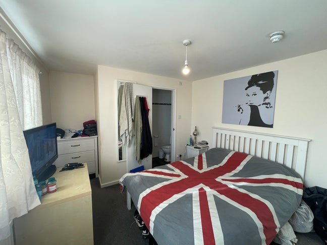 Large Double Ensuite Bedroom in Shared House Main Photo