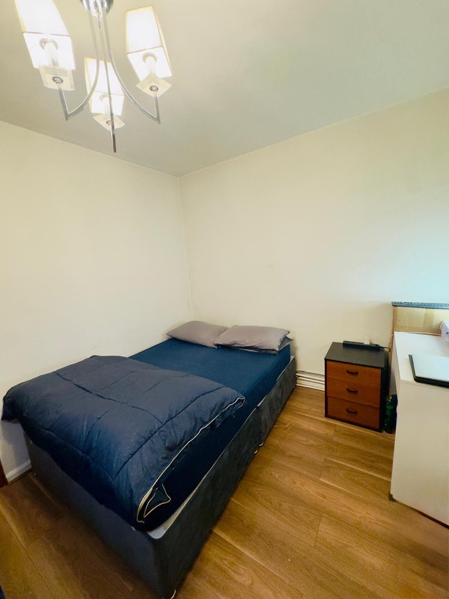 Large double room - 5 min walk from station Main Photo