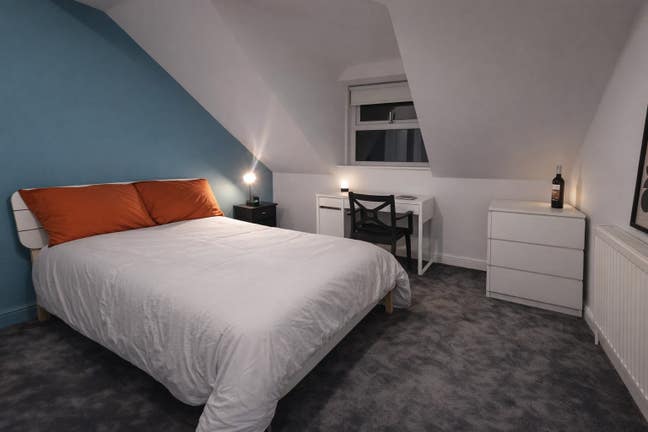 Large Double Room | Bills Incl | 2 Weeks Free! Main Photo
