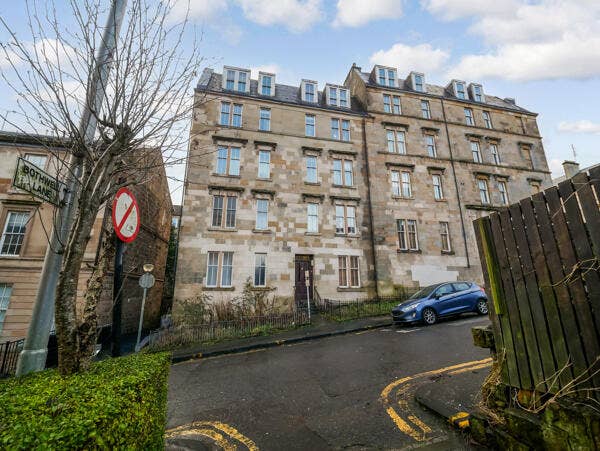 3 Bedroom Apartment in the heart of the west end Main Photo