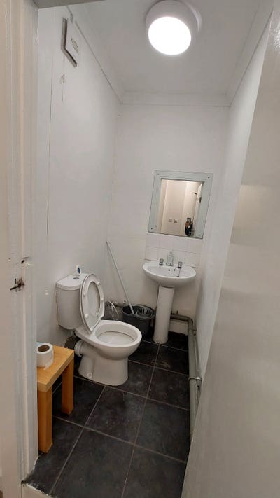 Large Single Room with Private Shower Short-Term Main Photo