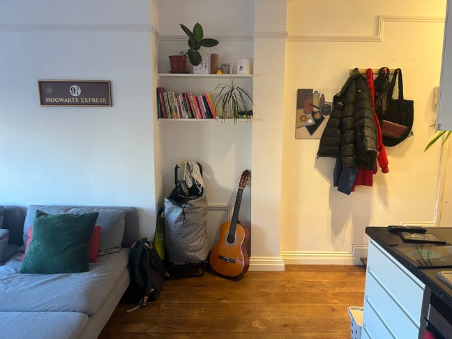 Bright 1-Bed Sublet with Private Terrace – Dalston Main Photo